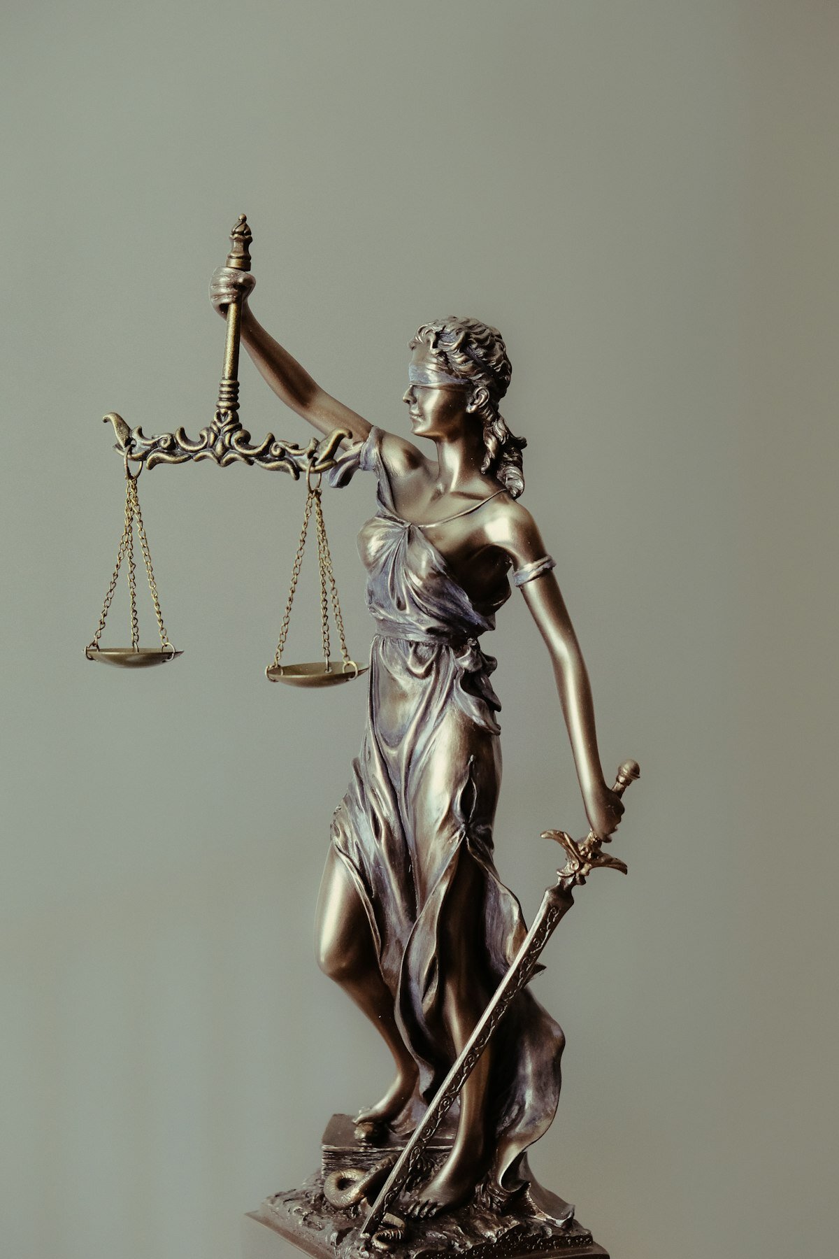 Símbolo de la mujer en un entorno legal, representando la defensa en delitos de género.